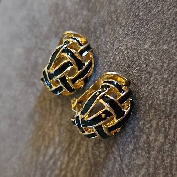 VTG 80s Black Enamel Basketweave Dome Clip-on Earrings - Picture 2 of 4